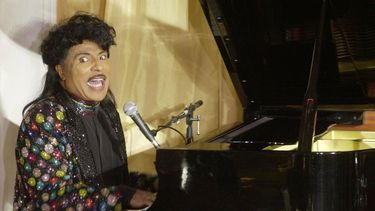 En esta foto de archivo del 22 de julio de 2001, Little Richard se presenta en el 93 cumplea&ntilde;os y el a&ntilde;o 88 en la celebraci&oacute;n de gala del espect&aacute;culo para Milton Berle, en Beverly Hills, California.