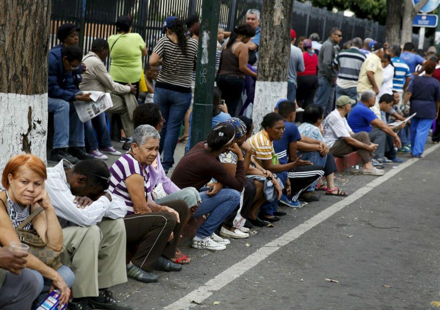 Venezuela atraviesa una severa crisis económica desde el año pasado, lo que obliga a sus ciudadanos a realizar largas colas para conseguir alimentos.&nbsp;