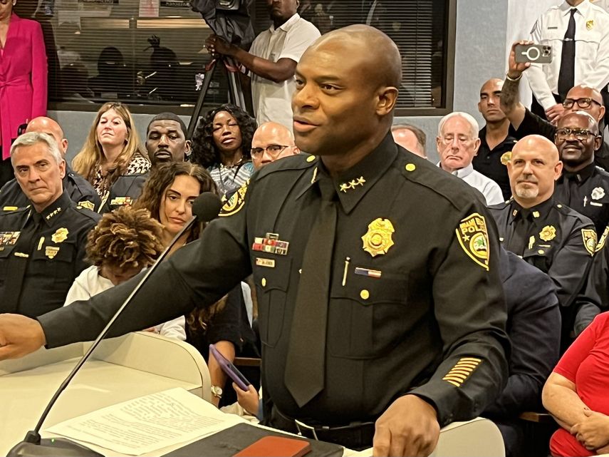 Wayne Jones jura el cargo como jefe del Departamento de Policía de Miami Beach.