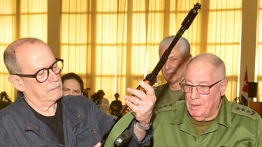 En el acto Día Nacional de la Defensa, Silvio Rodríguez recibió su fusil AKM. (MINFAR/FACEBOOK)