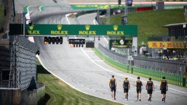 El piloto australiano de McLaren, Oscar Piastri (2do a la izquierda) y los miembros de su equipo caminan por la pista de carreras Red Bull en Spielberg, Austria, el 29 de junio de 2023, antes del Gran Premio de Fórmula 1 de Austria. &nbsp;