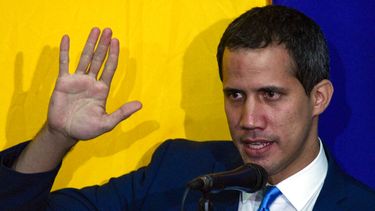 Juan Guaid&oacute; jura como presidente de la Asamblea Nacional con los votos de los legisladores opositores en la sede del peri&oacute;dico El Nacional en Caracas, Venezuela, el domingo 5 de enero de 2020.
