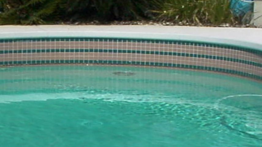 Las autoridades investigan las circunstancias en que se produjo el ahogamiento del menor, que fue rescatado del fondo de la piscina por familiares.