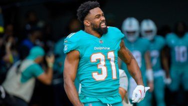 El running back de los Dolphins de Miami, Raheem Mostert, es presentado ante los fanáticos previo a un juego contra los Jets de Nueva York.