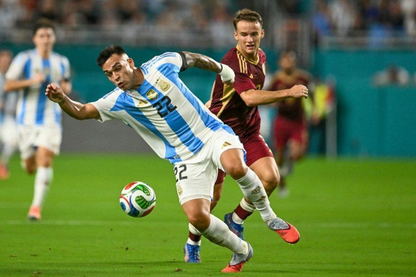 El atacante Lautaro Martínez (22), de Argentina, disputa el balón en un partido ante Venezuela, el 10 de octubre de 2025.