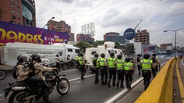 Agentes de la Guardia Nacional Bolivariana bloquean el paso a manifestantes hoy, jueves 20 de abril de 2017, en Caracas (Venezuela).