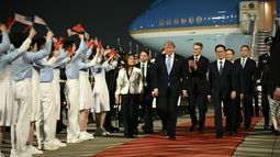 El presidente de Estados Unidos, Donald Trump (C), y el embajador de Estados Unidos en China, David Perdue (centro-derecha), acompañados por el vicepresidente de China, Han Zheng (derecha), son recibidos por jóvenes chinos a su llegada al Aeropuerto Internacional de Pekín el 13 de mayo de 2026. El presidente de Estados Unidos, Donald Trump (C), y el embajador de Estados Unidos en China, David Perdue (centro-derecha), acompañados por el vicepresidente de China, Han Zheng (derecha), son recibidos por jóvenes chinos a su llegada al Aeropuerto Internacional de Pekín el 13 de mayo de 2026.