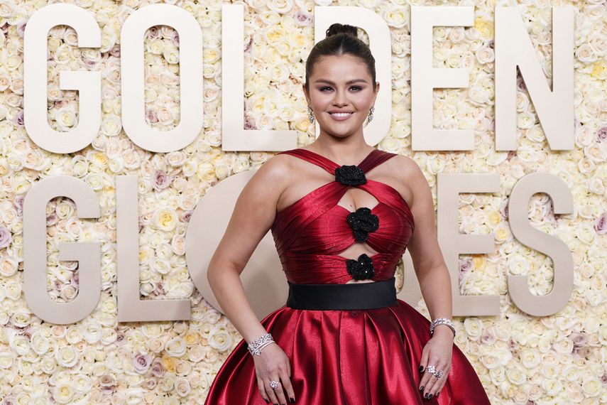 Selena Gomez llega a la 81a edición de los Globos de Oro el domingo 7 de enero de 2024 en el Beverly Hilton de Beverly Hills, California.