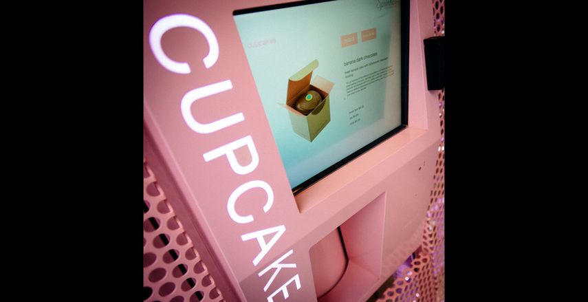 En la ciudad que nunca duerme, la última ocurrencia de una pastelería de la Gran Manzana ha sido abrir un cajero automático para que los neoyorquinos puedan saciar su apetito por los cupcakes a cualquier hora del día. (EFE)