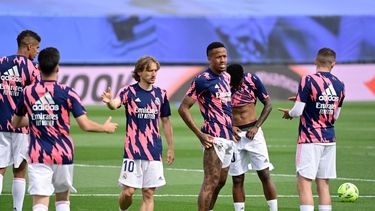 El centrocampista croata del Real Madrid Luka Modric y el defensa brasileño del Real Madrid Eder Militao calientan antes del partido de la liga española Real Madrid CF contra Villarreal CF en el estadio Alfredo di Stefano de Valdebebas, en las afueras de Madrid, el 22 de mayo de 2021 &nbsp; &nbsp;