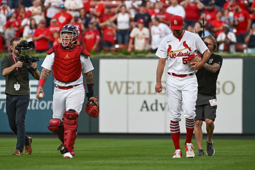 El puertorriqueño Yadier Molina y el lanzador Adam Wainwright, de los Cardenales de San Luis, se disponen a trabajar como compañeros de batería ante los Cerveceros de Milwaukee, el miércoles 14 de septiembre de 2022&nbsp;