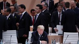 El presidente estadounidense, Donald J. Trump (c), al comienzo de una sesión plenaria de la&nbsp;cumbre&nbsp;de líderes de estado y gobierno del&nbsp;G20, en Hamburgo.