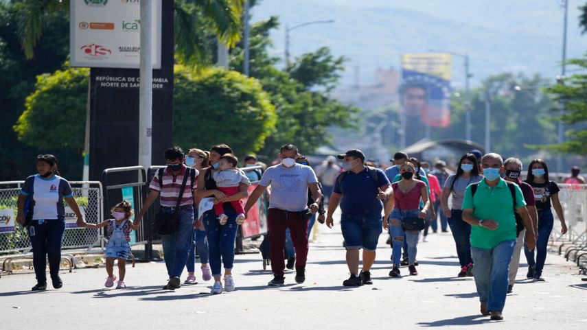 Venezolanos cruzan el Puente Internacional Simón Bolívar rumbo a La Parada, cerca de Cúcuta, Colombia, para vacunarse contra el COVID-19.