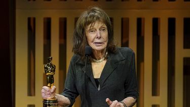 Elaine May recibe su Óscar honorario en la ceremonia de los Premios de los Gobernadores, el viernes 25 de marzo de 2022 en el Ray Dolby Ballroom en Los Ángeles.&nbsp;