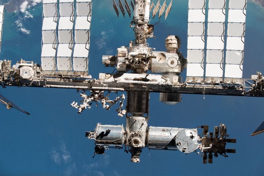 Esta imagen, distribuida por la NASA el 19 de septiembre de 2024, muestra el segmento estadounidense de la Estación Espacial Internacional . Una fuga en la Estación Espacial Internacional activó una breve alerta de seguridad el 5 de junio de 2026.