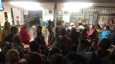 Cubanos llegan a Puente Internacional Paso del Norte-Santa Fe.