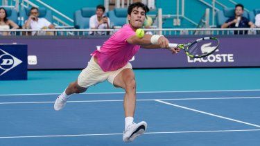 Carlos Alcaraz devuelve contra Dusan Lajovic durante el Abierto de Miami, el domingo 26 de marzo de 2023.