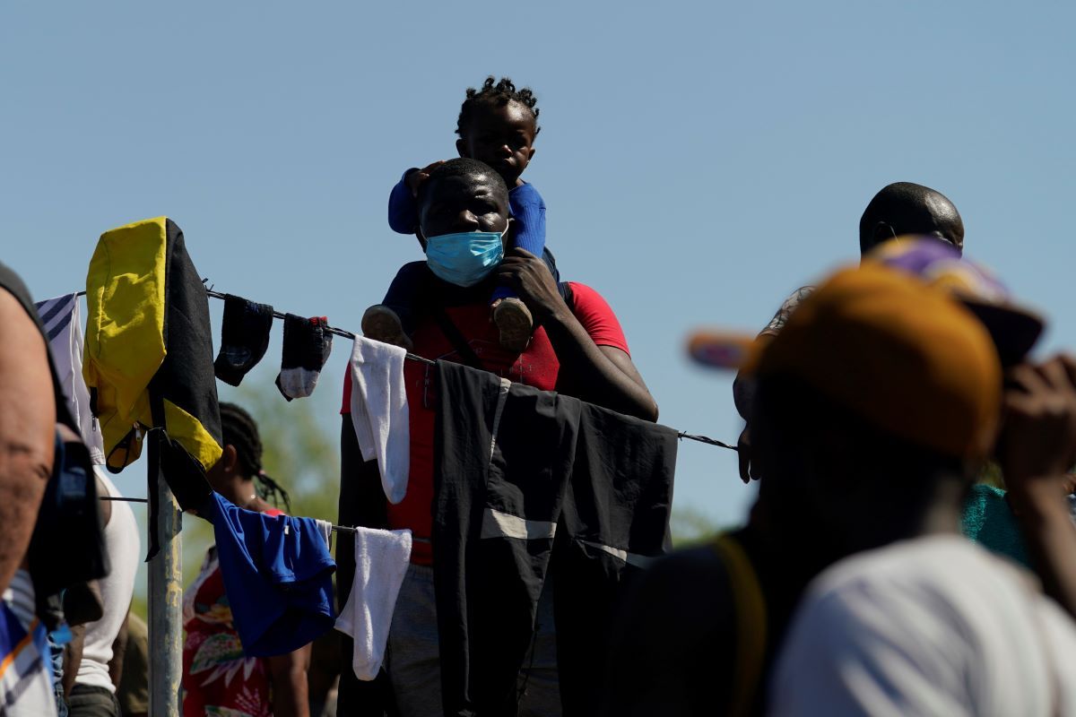 Migrantes en un campamento improvisado luego de cruzar el río Bravo (o Grande) hacia Estados Unidos desde México, el viernes 17 de septiembre de 2021, en Del Rio, Texas. Migrantes en un campamento improvisado luego de cruzar el río Bravo (o Grande) hacia Estados Unidos desde México, el viernes 17 de septiembre de 2021, en Del Rio, Texas.