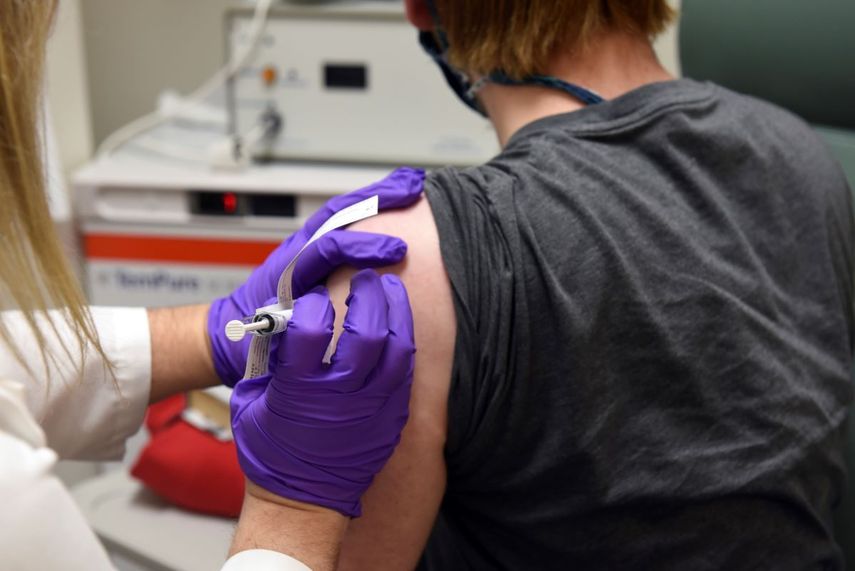 En esta foto del 4 de mayo de 2020 distribuida por la facultad de medicina de la Universidad de Maryland, en Baltimore, un paciente inscrito en las pruebas clínicas de una vacuna para el COVID-19 de Pfizer recibe una inyección.