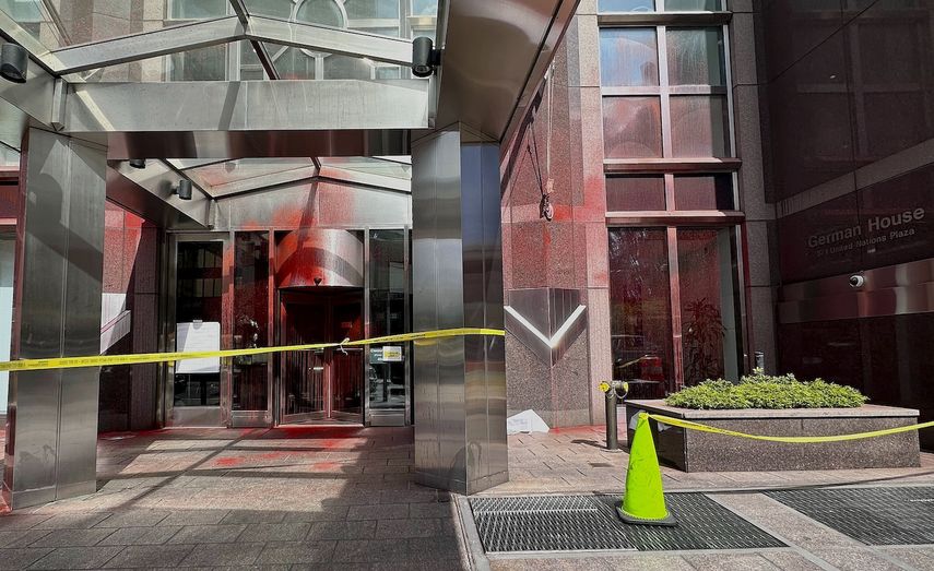 Pintura roja cubre partes de la entrada del edificio del consulado alemán, el miércoles 12 de junio de 2024, en Nueva York.&nbsp;