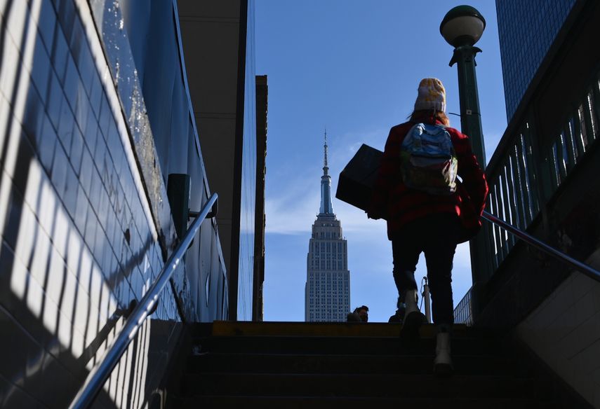 Una persona sale de la parada del metro cerca del Empire State Building el 28 de enero de 2021 en la ciudad de Nueva York. Restaurantes podrían reabrir el Día de San Valentín, indicó el gobernador Andrew Cuomo.&nbsp;
