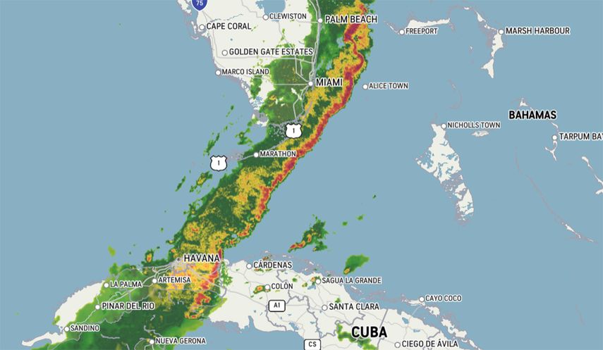 El radar de ACCUWEATHER capta el avance de la banda de lluvia y vientos.