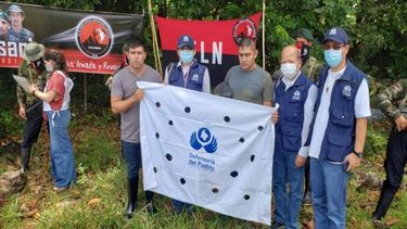 Los dos militares liberados este sábado por la guerrilla ELN en Colombia.