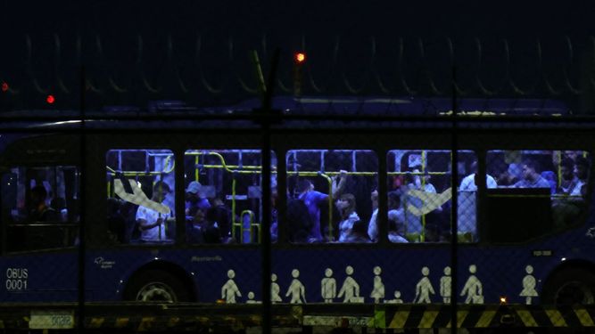 Migrantes brasileños deportados de Estados Unidos son transportados en un autobús a su llegada al Aeropuerto Internacional Pinto Martins en Fortaleza, Brasil, el 7 de febrero de 2025.