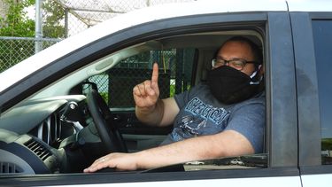 Luis L&oacute;pez tiene cuatro hijos y asiste a recibir el desayuno escolar.&nbsp;