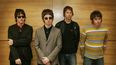 En esta foto de archivo tomada el 25 de febrero de 2006, de izquierda a derecha, Gem, Noel Gallagher, Andy Bell y Liam Gallagher, miembros de la banda de rock británica Oasis, posan para una sesión fotográfica en Hong Kong.