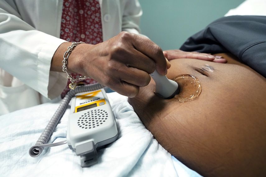 Una doctora realiza un ultrasonido a una embarazada para detectar el latido del feto, del 17 de diciembre de 2021, en Jackson, Mississippi.&nbsp;