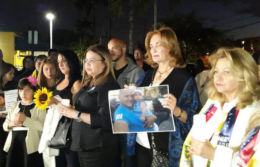 Familias procedentes de distintos lugares del condado de Miami-Dade se concentraron para orar por el descanso eterno de los 44 manifestantes que murieron luego de tres meses continuos de represión y acciones violentas desatadas por los organismos de se