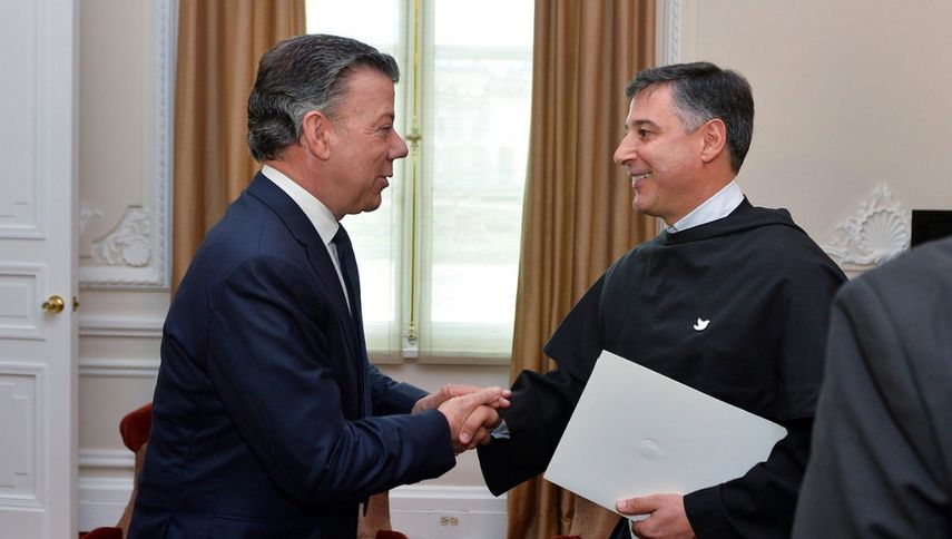 Agradezco a comunidad franciscana el premio. Lo recibimos humildemente como impulso para lograr la paz de nuestro país, escribió el presidente colombiano Juan Manuel Santos en su cuenta de Twitter.