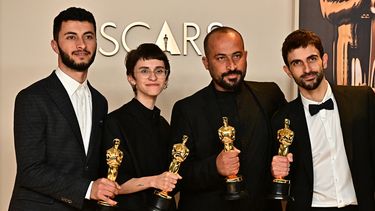 De izquierda a derecha: el periodista y cineasta israelí Yuval Abraham, la productora estadounidense Rachel Szor, el cineasta emiratí Hamdan Ballal y el periodista y cineasta palestino Basel Adra posan en la sala de prensa con el Óscar al Mejor largometraje documental por No Other Land durante la 97.ª edición de los Premios Óscar en el Dolby Theatre de Hollywood, California, el 2 de marzo de 2025.
