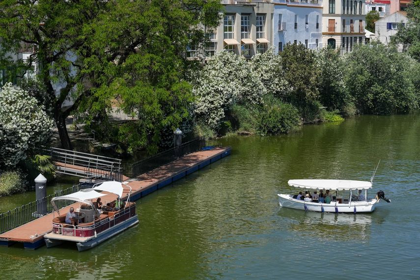 Barcos en el río, en Sevilla (Andalucía, España).