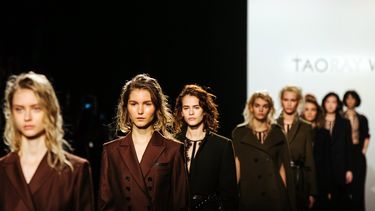 Modelos desfilan con las creaciones de la diseñadora Taoray Wang en la Semana de la Moda de Nueva York.