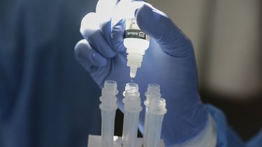 Un trabajador médico se prepara para hacer pruebas rápidas de COVID-19 en Ciudad de México, el sábado 28 de noviembre de 2020. La alcaldesa de la Ciudad de México, Claudia Sheinbaum, anunció el viernes varias medidas para multiplicar el seguimiento de casos positivos de COVID-19 debido al aumento de hospitalizaciones en la capital.