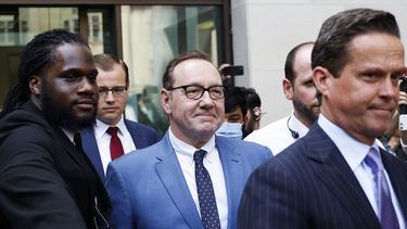 El actor estadounidense Kevin Spacey abandona la Corte de Magistrados de Westminster, en Londres, después de asistir a la apertura de su juicio el 16 de junio de 2022 para enfrentar cargos de cuatro cargos de agresión sexual.