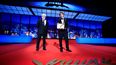 El director estadounidense Sean Baker (derecha) posa junto al director estadounidense George Lucas después de ganar la Palma de Oro por la película Anora durante la ceremonia de clausura de la 77 edición del Festival de Cine de Cannes en Cannes, sur de Francia, el 25 de mayo de 2024.