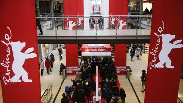 Gente hace fila para adquirir boletos para el Festival Internacional de Cine de Berlín, o la Berlinale, en un centro comercial en la Potsdamer Platz en Berlín el 12 de febrero de 2018.