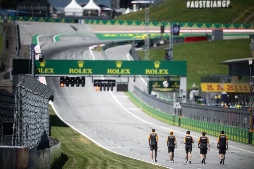 El piloto australiano de McLaren, Oscar Piastri (2do a la izquierda) y los miembros de su equipo caminan por la pista de carreras Red Bull en Spielberg, Austria, el 29 de junio de 2023, antes del Gran Premio de Fórmula 1 de Austria. &nbsp;