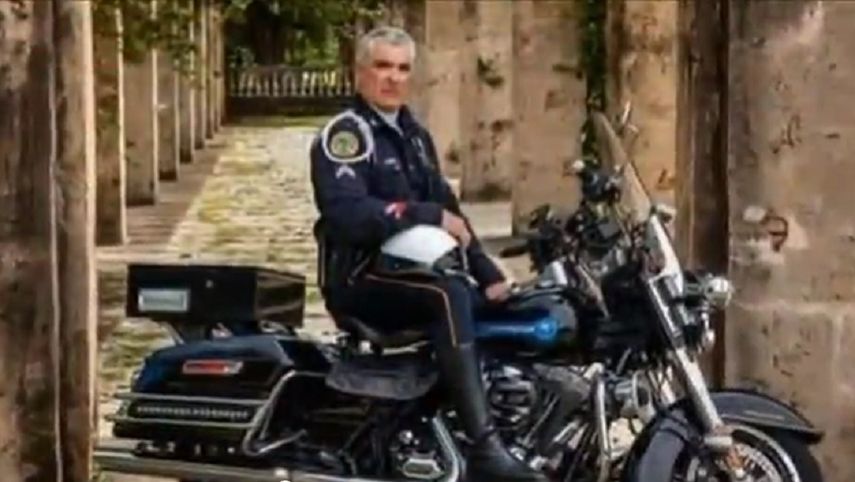 El oficial Sánchez fue impactado mortalmente por un auto mientras esperaba que cambiara el semáforo en una intersección de la calle 8