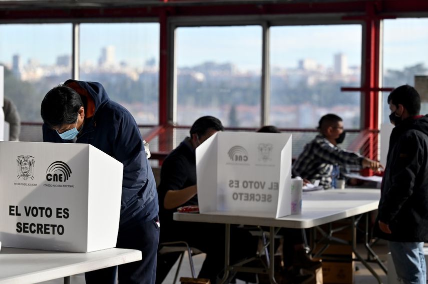 Un ecuatoriano residente en Madrid emitirá su voto para las elecciones presidenciales y legislativas en un colegio electoral del parque Casa de Campo en Madrid el 7 de febrero de 2021. Unos 179.000 electores ecuatorianos, residentes en España, están llamados a emitir sus votos para elegir un nuevo presidente bajo estrictas medidas de salud en medio de la pandemia del coronavirus COVID-19.&nbsp;
