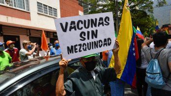 NOTICIA DE VENEZUELA  - Página 66 Un-activista-sostiene-un-cartel-que-dice-vacunas-mezquindad-una-protesta-exigir-que-todos-los-trabajadores-la-salud-sean-vacunados-contra-el-covid-19-la-plaza-los-palos-grandes-caracas-el-17-abril-2021-