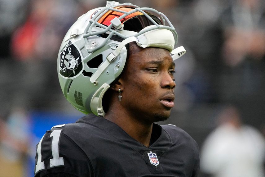 El receptor de los Raiders Henry Ruggs III fotografiado durante un partido de NFL con los Bears el 10 de octubre del 2021 en Las Vegas. Los Raiders lo dieron de baja tras un accidente vial en el que falleció una mujer y Ruggs enfrenta ahora serios cargos.&nbsp;