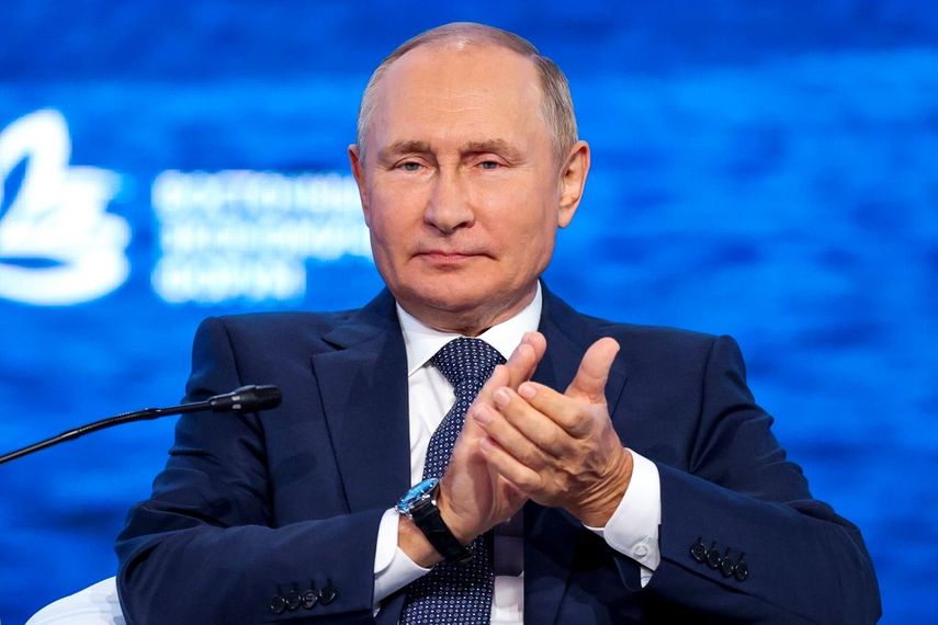 El presidente de Rusia, Vladimir Putin, aplaude durante una sesión plenaria del Foro Económico Oriental, en Vladivostok, Rusia, el 7 de septiembre de 2022.