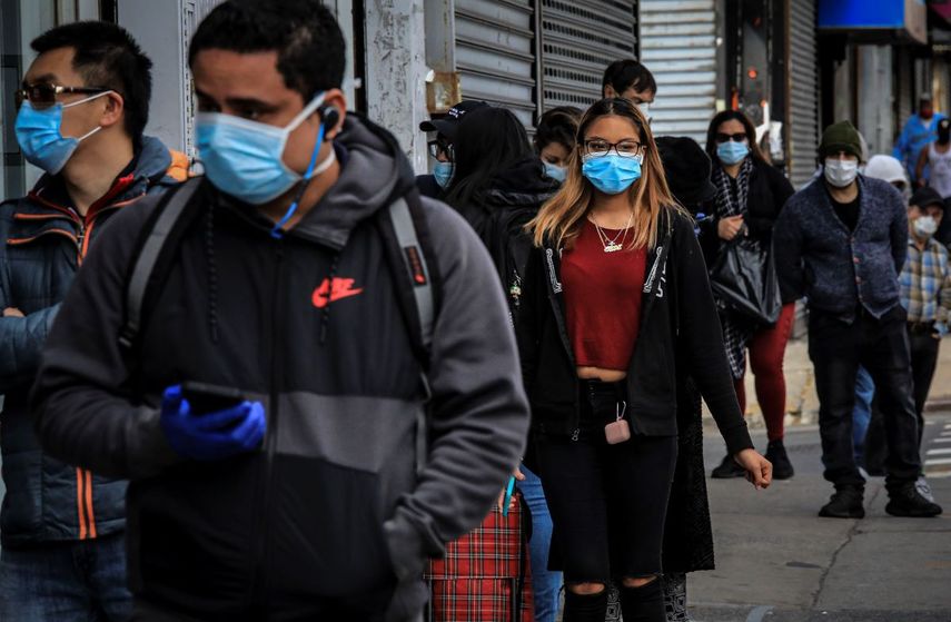 Personas esperan para entrar a una tienda en Brooklyn en la ciudad de Nueva York el 5 de mayo del 2020.