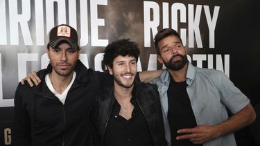 Enrique Iglesias y Ricky Martin posan con Sebastián Yatra durante una conferencia de prensa el 4 de marzo en California.&nbsp;