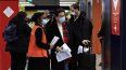 Pasajeros procedentes de China aguardan frente a una zona de pruebas de COVID-19 en el aeropuerto Roissy Charles de Gaulle, al norte de París, el domingo 1 de enero de 2023.&nbsp;