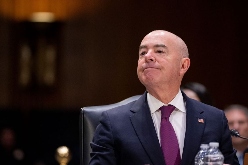 El secretario de Seguridad Nacional, Alejandro Mayorkas, declara durante una audiencia de la Comisión de Asignaciones Presupuestarias del Senado en torno a una solicitud de fondos suplementarios que presentó el presidente Joe Biden, el miércoles 8 de noviembre de 2023, en Washington.